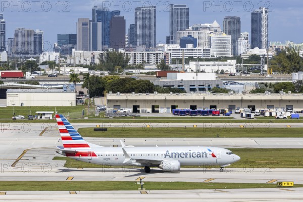 An American Airlines Boeing 737 MAX 8 aircraft with the license plate N319TE at Fort Lauderdale airport, USA