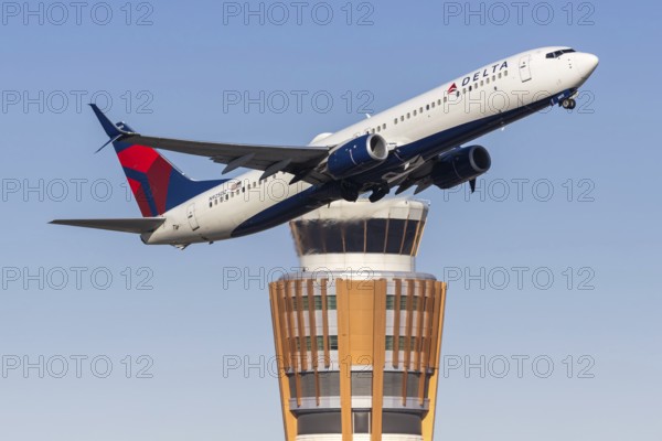 A Delta Air Lines Boeing 737-900ER aircraft with license plate N925DZ at Phoenix airport, United States