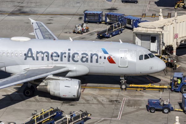 An American Airlines Airbus A319 aircraft with license plate N755US at Phoenix airport, United States
