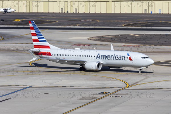 An American Airlines Boeing 737-8 MAX aircraft with the license plate N300UB at Phoenix airport, USA