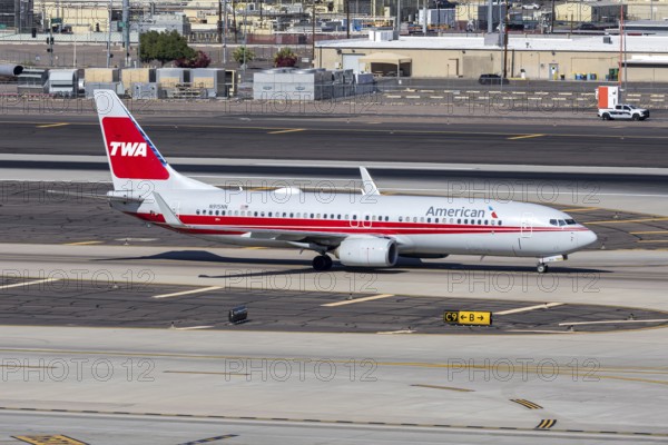 An American Airlines Boeing 737-800 aircraft with the license plate N915NN and the TWA retro special paint at Phoenix airport, USA