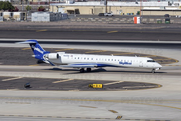A SkyWest Airlines Bombardier CRJ-900 with the license plate N825SK at Phoenix airport, USA