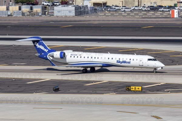 A SkyWest Airlines Bombardier CRJ-700 with license plate N604SK at Phoenix airport, USA