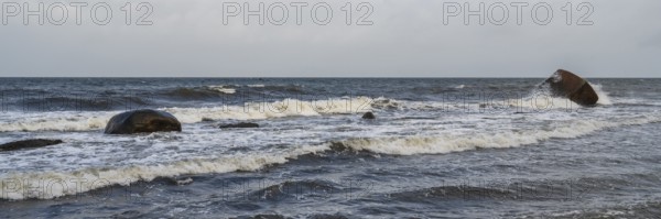 Surf on Schwanenstein, boulder in the sea, Hankenufer, Lohme, Jasmund, Rügen, island, Baltic Sea, Mecklenburg-Western Pomerania, Germany