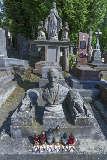 Grave with bust and two dog sculptures, Lützenhofer Cemetery/Lychakivsky Cemetery, Lviv, Galicia, Ukraine