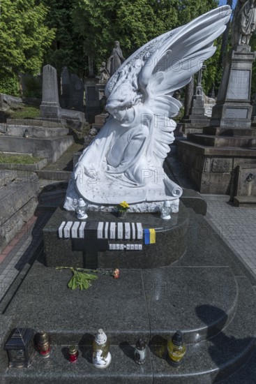 Angel sculpture on the grave of a musician, Lützenhofer cemetery Lychakivsky cemetery, Lviv, Galicia, Ukraine