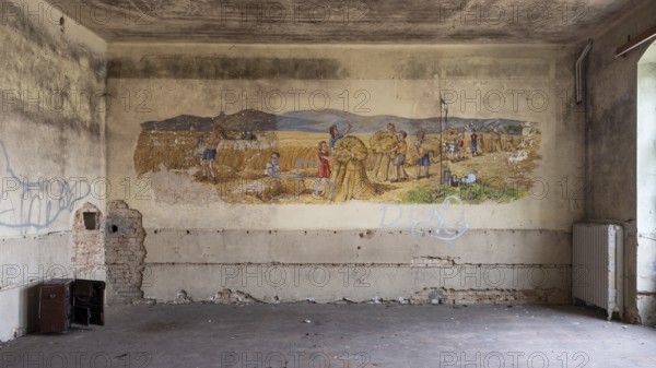 Wall painting Young pioneers harvesting in a former children's recreation home in the GDR, smeared with swastika, Lost Place, Saxony-Anhalt, Germany