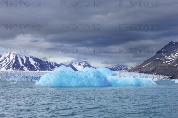 Ice floe floating in front of Idabreen, Ida glacier calving into Liefdefjorden at Idabukta bay, Haakon VII Land, Spitsbergen, Svalbard, Norway