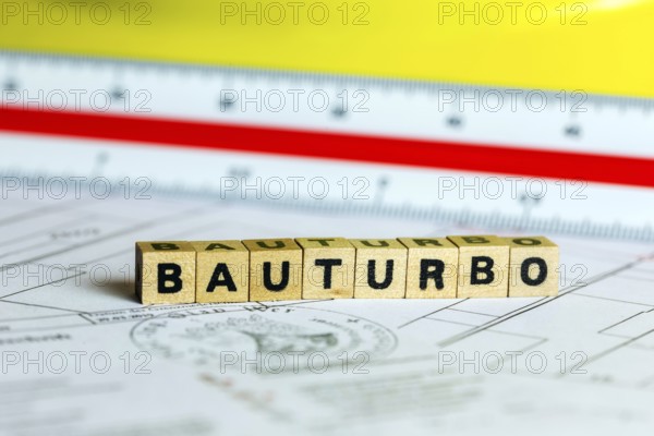 Letter cubes show the word BAUTURBO