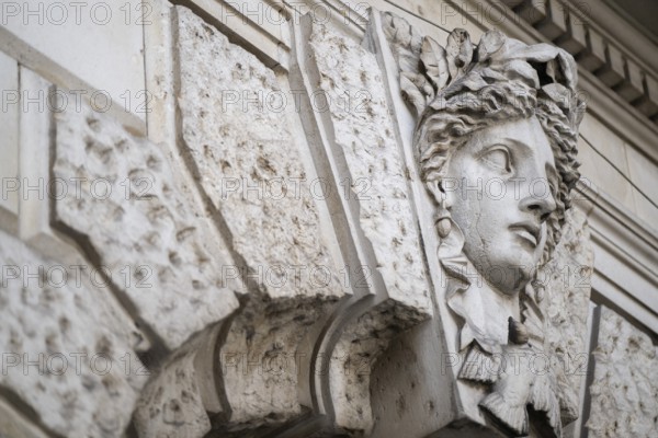 Classicist mask with laurel wreath, entrance to the Royal Academy of Arts, Art Gallery and Academy of Arts, Burlington House, Piccadilly, London, England, Great Britain