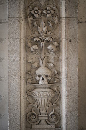 Decorative bas-relief with floral motifs, arabesques and skulls on a vase, Royal Academy of Arts, Art Gallery and Academy of Arts, Burlington House, Piccadilly, London, England, Great Britain