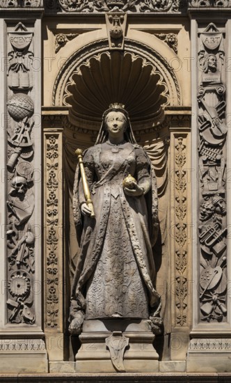 Queen statue with scepter and orb surrounded by decorative elements depicting Queen Victoria, sculptor Joseph Böhm, Temple Bar Memorial, border between City of London and City of Westminster, London, England, Great Britain