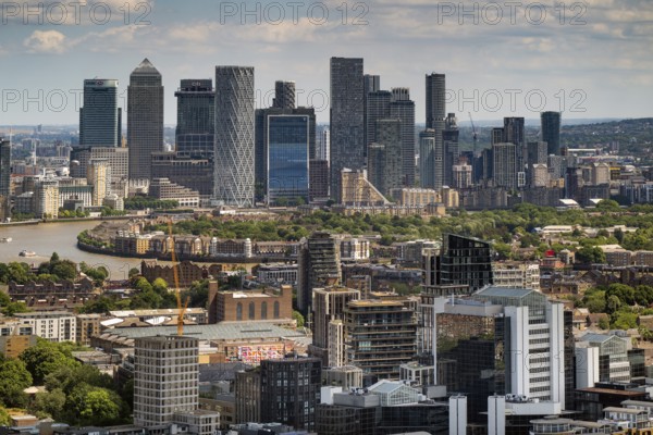 Modern skyline on the Thames, Canary Wharf complex, office building, Isle of Dogs, Tower Hamlets, London, England, Great Britain