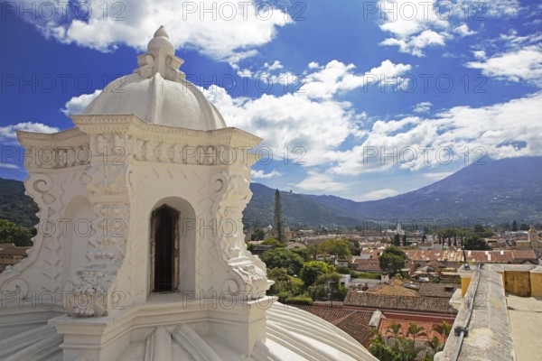 Detailed view and city view, Monastery of the Mercedarian Sisters, Iglesia y Convento de Nuestra Señora de Las Mercedes, Convento e Iglesia de La Merced, Old Town, Antigua, Sacatepéquez Department, Guatemala