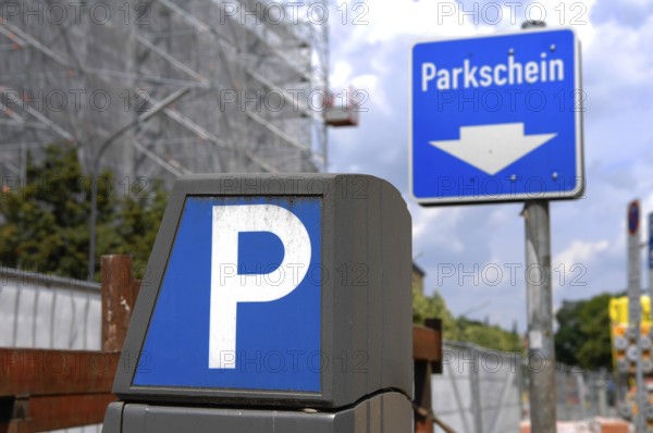 Parking machine with parking ticket notice