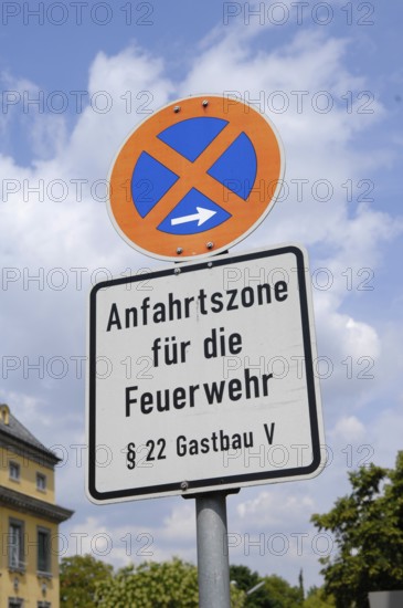 Traffic signs, absolute stopping ban with information on access zone for fire department