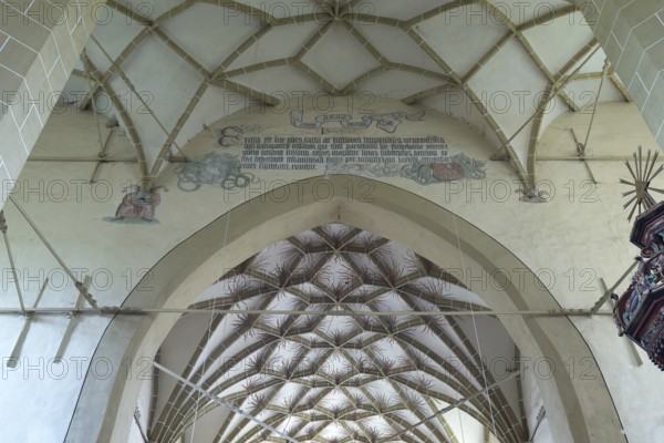Central nave, triumphal arch with building inscription and fool consoles of the late Gothic three-nave hall church, 15th century, Birthälmer fortified church, Biertan, Transylvania, Romania