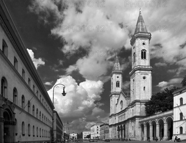 View from Ludwigstraße towards Siegestor, St. Ludwigkirche on the right, dramatic cloud structure, black and white photo, Munich, Bavaria, Germany