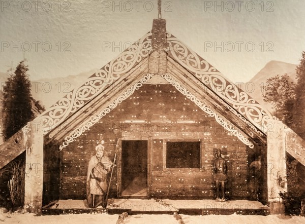 Taewahki can be seen on the right side of the porch of the meeting house, which the company J.F.G. Umlauff offered for sale under the name Huiteananui with such photo panels, Whare Whakairo Huiteananui Raths and Assembly House of the Maori, 1902