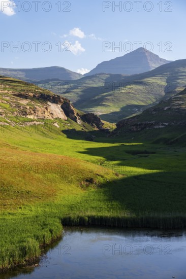 Langtoon Dam, reservoir, grassland with sandstone cliffs and cliffs, landscape in Golden Gate Highlands National Park, Free State, South Africa
