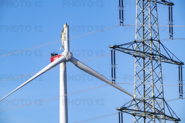 Defective wind turbine, bent rotor blade, in the Bedburg A44n wind farm, in the Garzweiler open-cast mining area, on the A44 motorway, on recultivated lignite mining area, for unknown reasons is a rotor of a Nordex N149/5.7 wind turbine, with a hub height of 164 meters and a total height of 239 meters, an output of 5.7 MW and a rotor diameter of 149 m, bent, the wind turbine is part of a wind farm of a joint venture between the City of Bedburg and RWE Renewables Europe & Australia, North Rhine-Westphalia, Germany