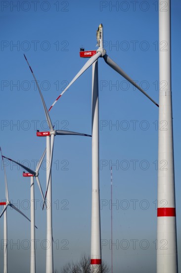 Defective wind turbine, bent rotor blade, in the Bedburg A44n wind farm, in the Garzweiler open-cast mining area, on the A44 motorway, on recultivated lignite mining area, for unknown reasons is a rotor of a Nordex N149/5.7 wind turbine, with a hub height of 164 meters and a total height of 239 meters, an output of 5.7 MW and a rotor diameter of 149 m, bent, the wind turbine is part of a wind farm of a joint venture between the City of Bedburg and RWE Renewables Europe & Australia, North Rhine-Westphalia, Germany