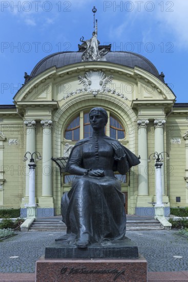 Statue of Ukrainian National Poet Olga Kobyljanska, in the back the Olha-Kobylianska Theatre, Czernowicz, Bukovina, Ukraine