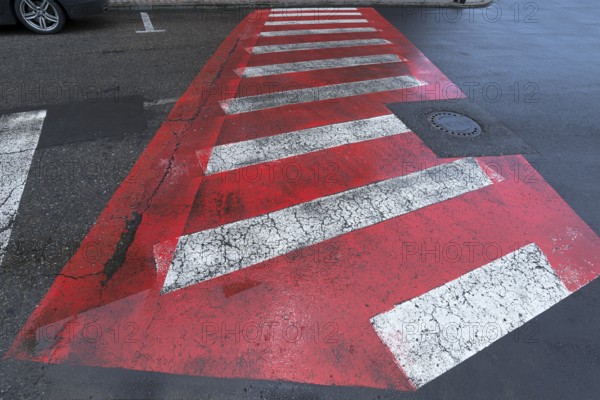 Red and white zebra stripes when it rains, Medias, Bulgaria