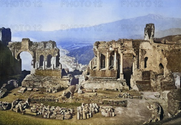 Historisches Foto (ca 1880) des Teatro Greco, griechisches Theater, Taormina, Sizilien, Italien / Historical photo of the Teatro Greco, Greek theatre, Sicily, Italy, Historical, digitally restored reproduction of an original from the 19th century, exact original date unknown, subsequently coloured
