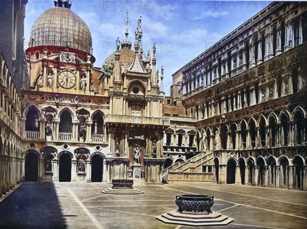 Historisches Foto (ca 1880) des Innenhofs des Dogenpalast, gegenüber der Basilika San Marco, Venedig, Italien / Historical photo of Courtyard of the Doge's Palace, facing the San Marco basilica, Venice, Venezia, Italy, Historical, digitally restored reproduction of an original from the 19th century, exact original date unknown, subsequently coloured
