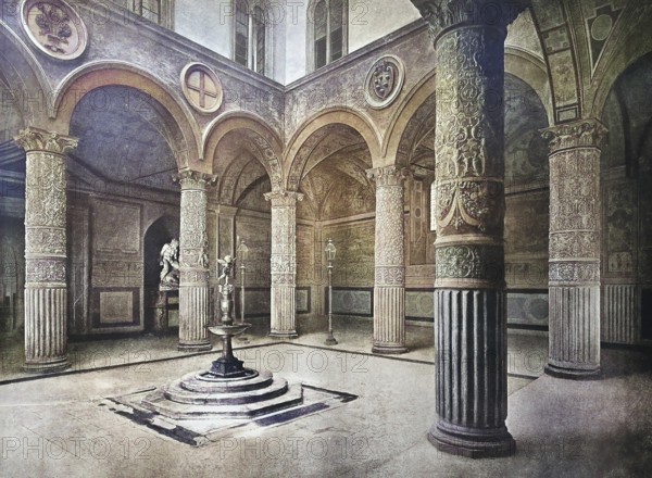 Historisches Foto (ca 1880) des Ersten Hofes mit Putto mit Delphin von Verrocchio in der Mitte und Fresken der österreichischen Städte an der Wand von Vasari, Florenz, Firenze, Toskana, Italien / Historical photo of First courtyard with Putto with Dolphin by Verrocchio in the middle, and frescoes of Austrian cities on the wall by Vasari, Florence, Firence, Tuscany, Italy, Historic, digitally restored reproduction of an original from the 19th century. century, exact original date unknown, subsequently coloured