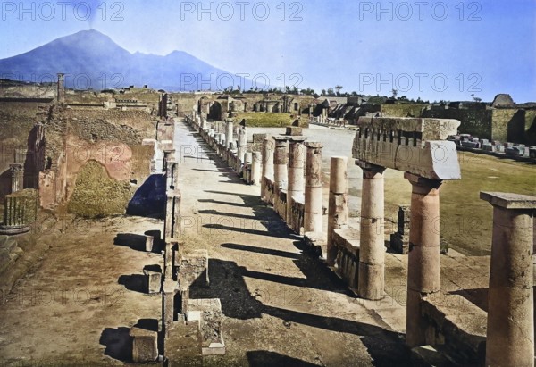 Historisches Foto (ca 1880) von Pompeii, Das Forum mit dem Vesuvius in der Ferne, Italien / Historical photo of Pompeii, The Forum with Vesuvius in the distance, Italy, Historic, digitally restored reproduction of an original from the 19th century, exact original date unknown, subsequently coloured