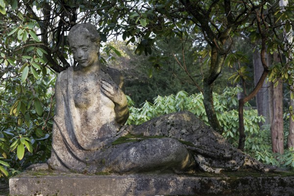 Grave sculpture of a woman with bare upper body by sculptor Rudolf Zieseniss, Grrabstätte Schade Thörner, Nordfriedhof Düsseldorf, North Rhine-Westphalia, Germany