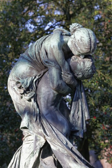 Grave sculpture Reunion by sculptor Friedrich Coubillier, Schiess Pfeifer Historical Grave Site, Düsseldorf Nodfriedhof, North Rhine-Westphalia, Germany