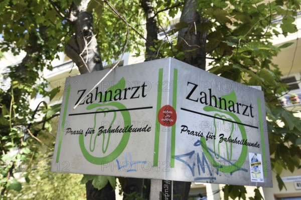 Sign at a dental practice on the Landwehr Canal in Kreuzberg, also the dental practice notice