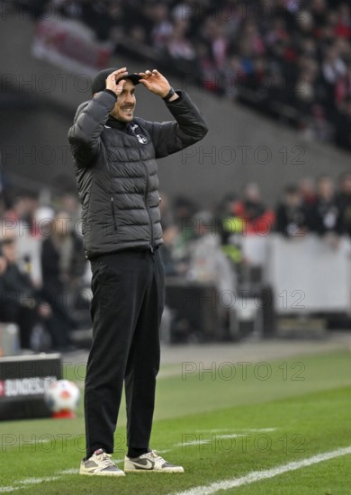 Coach coach Julian Schuster SC Freiburg SCF on the sidelines gesture gesture soccer Bundesliga, MHPArena, MHP Arena Stuttgart, Baden-Württemberg, Germany