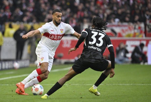Tackle, action Josha Vagnoman VfB Stuttgart (04) against Jordy Makengo SC Freiburg SCF (33) Soccer Bundesliga, MHPArena, MHP Arena Stuttgart, Baden-Württemberg, Germany