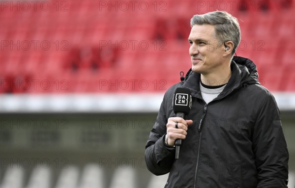 TV expert DAZN Tobias Schweinsteiger, interviewed microphone Mikro Logo soccer Bundesliga, MHPArena, MHP Arena Stuttgart, Baden-Württemberg, Germany