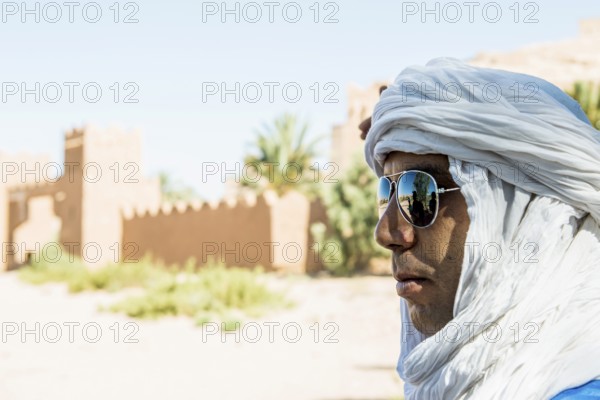 Traditionally dressed Berber, Merzouga, Meknès-Tafilalet region, Erg Chebbi, northern Sahara, Morocco