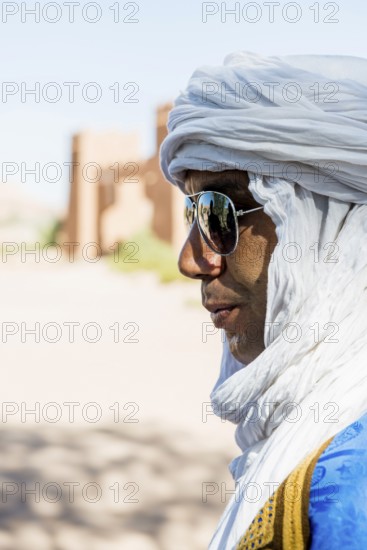 Traditionally dressed Berber, Merzouga, Meknès-Tafilalet region, Erg Chebbi, northern Sahara, Morocco