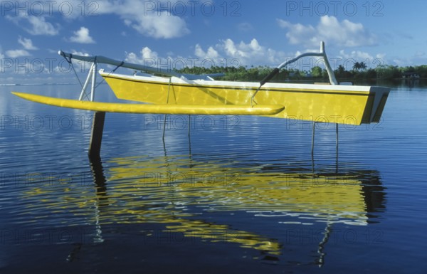 Outrigger boat, fishermen with nets, Tahiti, Franz. Poynesia