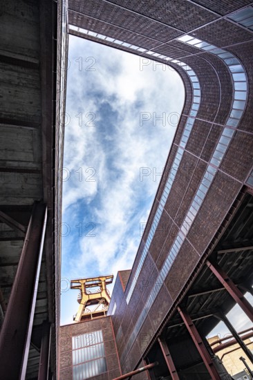 Zollverein Colliery, Doppelbock conveyor scaffolding from shaft 12, Wipperhalle and wagon circulation, only round corner on the industrial site, UNESCO World Heritage Site, Essen, North Rhine-Westphalia, Germany
