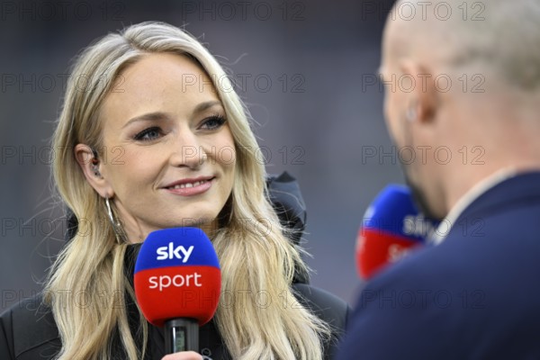 SKY presenter reporter Katharina Kleinfeldt, portrait in interview microphone micro logo with trainer coach Christian Ilzer TSG 1899 Hoffenheim smiles, soccer, Bundesliga, PreZero Arena, Sinsheim, Baden-Württemberg, Germany