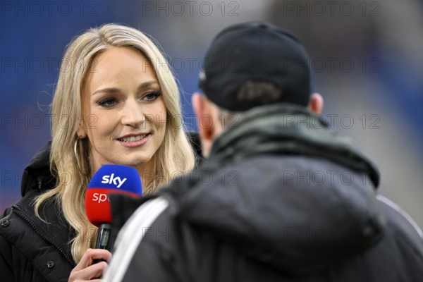 SKY presenter reporter Katharina Kleinfeldt, portrait in interview microphone micro logo with trainer coach Steffen Baumgart 1. FC Union Berlin FCU smiles, soccer, Bundesliga, PreZero Arena, Sinsheim, Baden-Württemberg, Germany