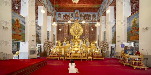 Thai woman praying, Wat Chana Songkhram, Phra Nakhon, Bangkok, Thailand