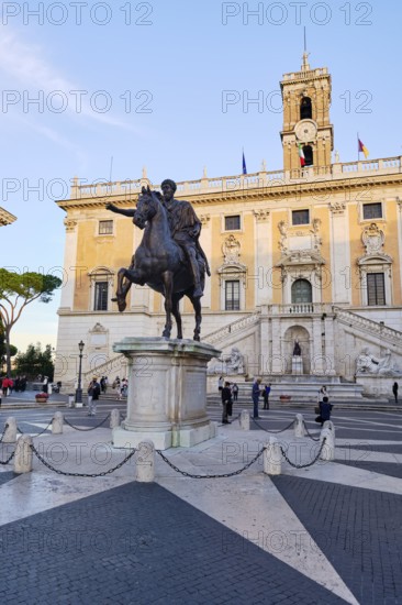 Equestrian statue of Marcus Aurelius in front of the Senatorial Palace (Palazzo Senatorio) in the evening light, Piazza del Campidoglio on the Capitoline Hill, Capitoline Square, Rome, Lazio, Italy