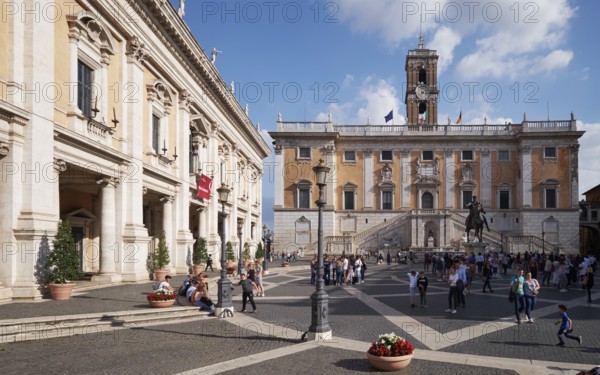 Palazzo Nuovo, equestrian statue of Marcus Aurelius in front of the Senatorial Palace (Palazzo Senatorio), Piazza del Campidoglio on the Capitoline Hill, Capitoline Square, Rome, Lazio, Italy