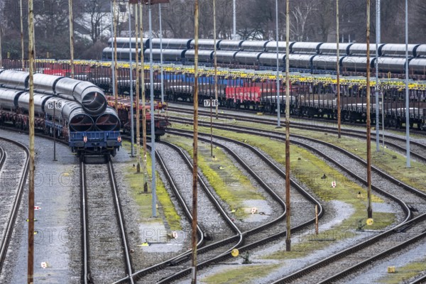 Wagons with pipes, including for gas pipelines, at Mülheim-Styrum marshalling yard, on the railway line between Mülheim an der Ruhr and Duisburg, busy railway line, for local and long-distance transport, freight transport, North Rhine-Westphalia, Germany
