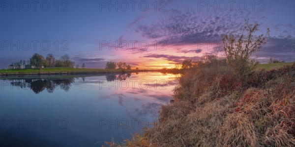 Intensive sunset on the Weser, Mahlen, Hassel, Nienburg, Lower Saxony, Germany