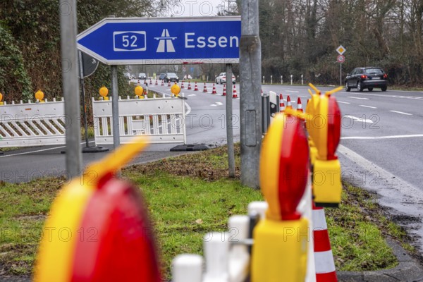 Closure of the A52 motorway, between AK Breitscheid and AS Kettwig, here the driveway in Ratingen-Breitscheid, in the direction of Essen, a transitional structure where the roadway merges with the Ruhr Valley Bridge is damaged and must be renewed, how long the repair will take is still unknown, the consequences are long traffic jams and delays for car drivers, the bridge is used by more than 80, 000 vehicles a day and is to be replaced in the long term It was completed in 1966, it is the longest steel road bridge in Germany
